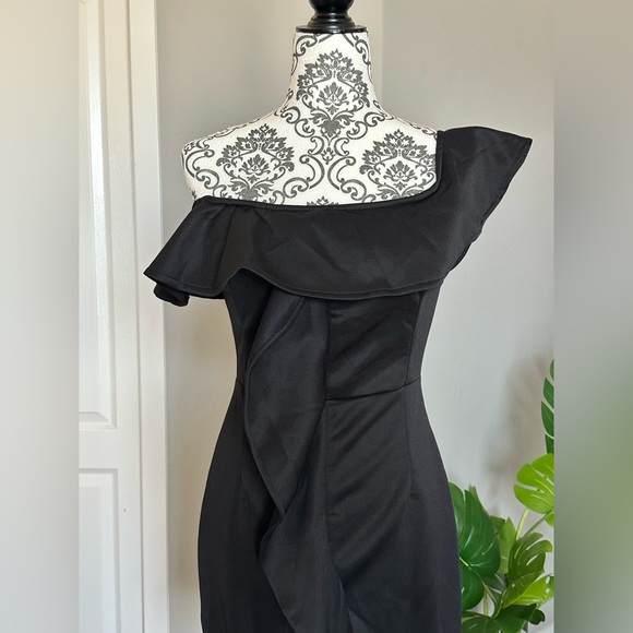 Black Dress - Picture 2 of 7